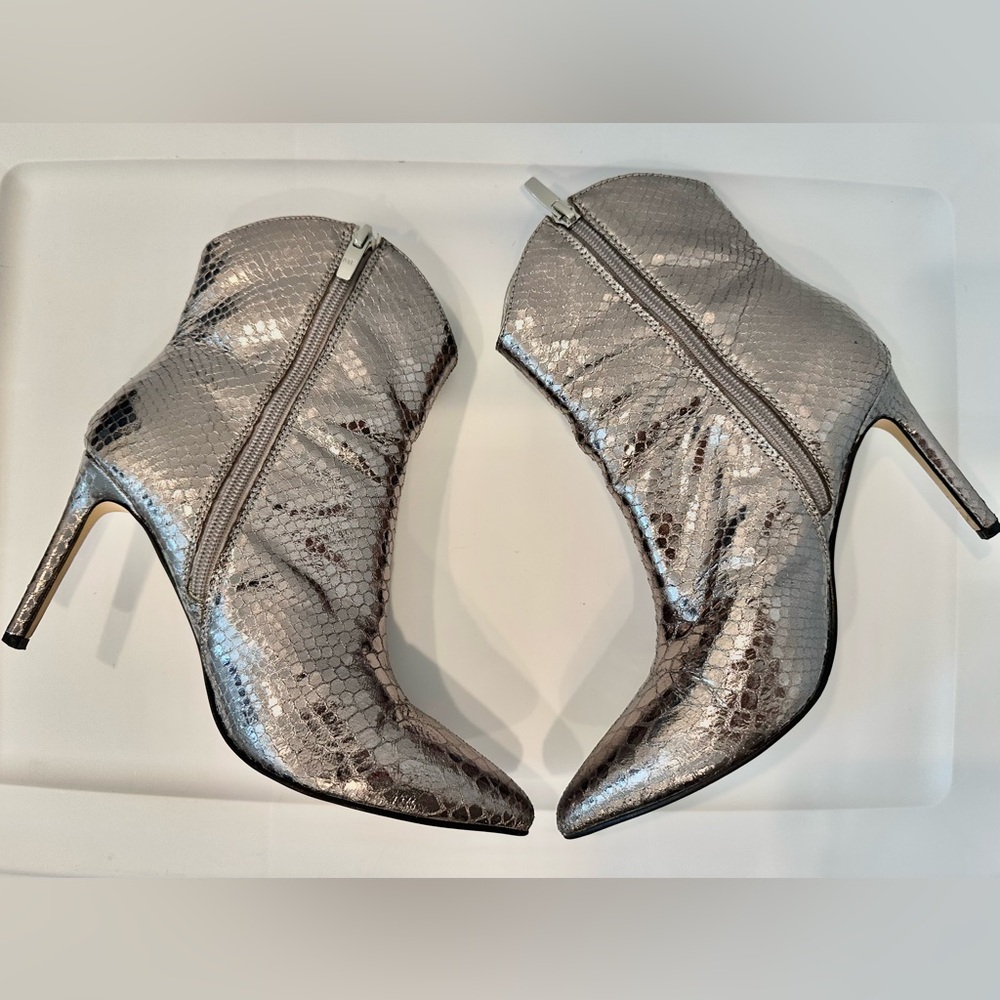 MARC FISHER Women's Revati2
Pewter Metallic Ankle Boots Size 7.5M